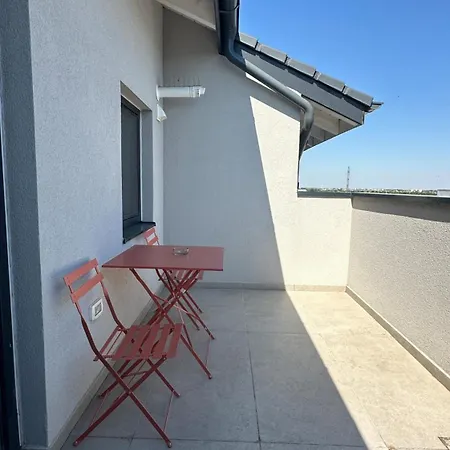 Eliza - Powered By Neo - Private Parking تيميشورا